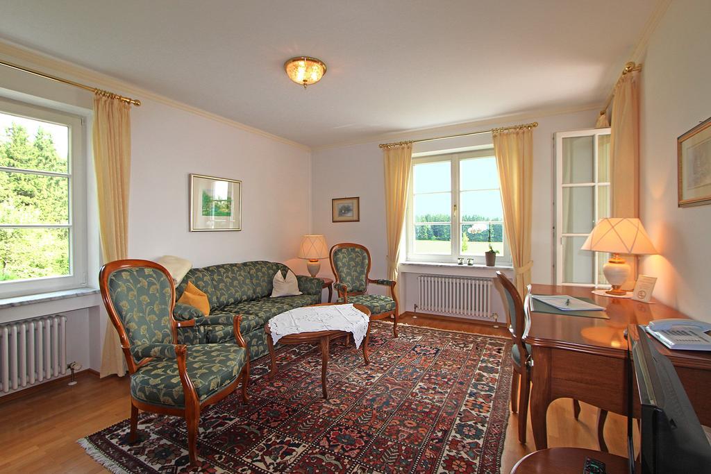 Gaestehaus Schloss Kronburg Bagian luar foto